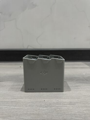 одиночный наушник: 🔋 DJI Two-Way Charging Hub — компактный хаб для зарядки до 3