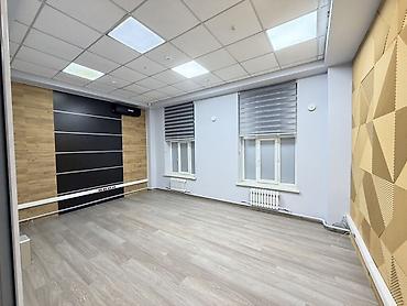 Аренда офисов, 700 м², В жилом комплексе, 1 линия, С оборудованием, С отдельной кухней