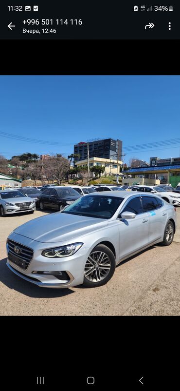 Hyundai: Автомобиль Hyundai грандеур серебристого цвета. Этот седан отличается