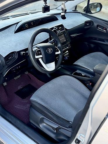 голы 3 купе: Toyota Prius: 2017 г., 1.8 л, Вариатор, Гибрид, Хэтчбэк — 8