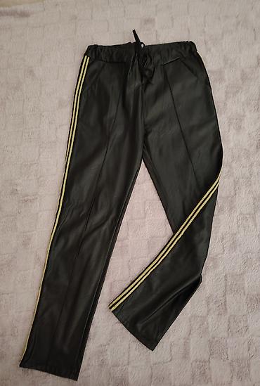 francuske torbe: Ženske pantalone od eko kože sa sportskim detaljima - Boja: crna - — 2