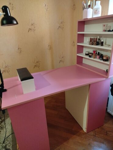 Salon, tibbi kreslolar: İşlənmiş, Manikür üçün masa