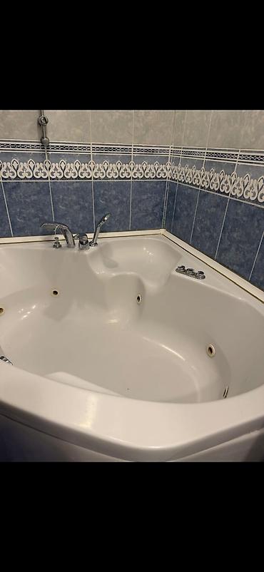 Künc tipli hidromassaj vannası (jakuzzi) - Forma: üçbucaq/künc