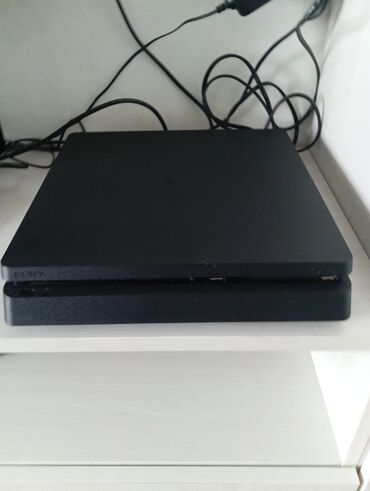 джойстик ps4 slim: Игровая приставка Sony PlayStation 4 в черном цвете. В комплекте идут