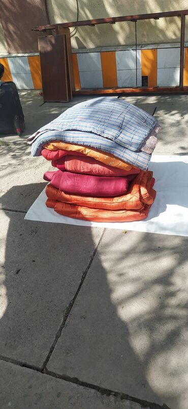 постельное бельё бу: Продаются одеяло 9 шт, бу