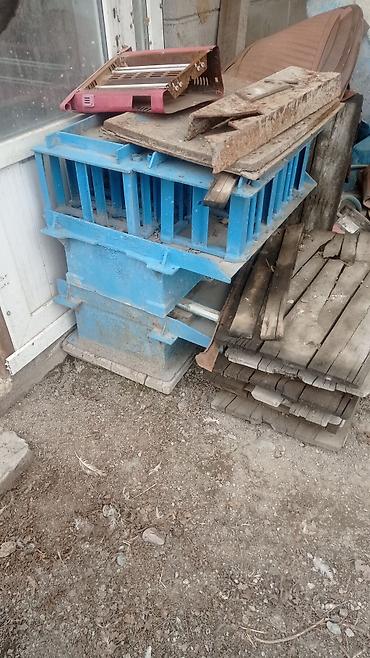 Производство пескоблоков: Продается пескоблочные две станки. Иметься 4 видов матрец, 300шт — 9