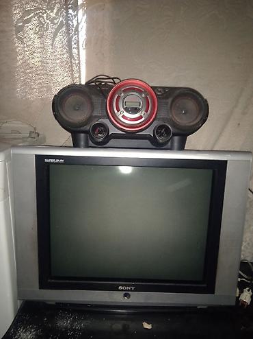 son model tv: Gümüşü çərçivəli və qara ekranlı Sony markalı televiziya. Bu CRT tipli — 1
