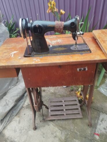 швейный машин: Машинка швейная ножная,Подольская советских времён,в рабочем