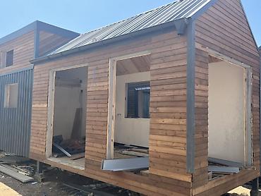 Konteynerlər: Modul tipli mobil ev – “tiny house” Xüsusiyyətlər: - Daşınan — 3
