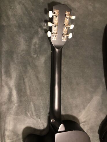 under armor: Guitar under in just 4000 com almost new with bag