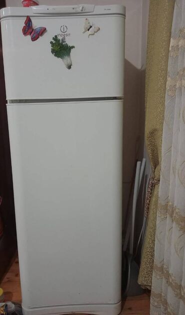 Кухонные вытяжки: Soyuducu satılır, problemi yoxdu İndesit firmasıdır. SAray qəsəbəsində