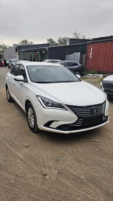 зарядка на авто: Changan Eado — современный компактный седан, белый цвет кузова. Кузов