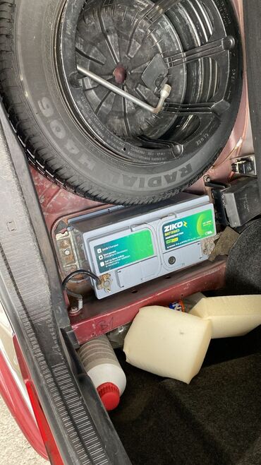 Mercedes-Benz: Mercedes-Benz C‑Class sedan (W202), al qırmızı rəng. - Kuzov: 4 — 3