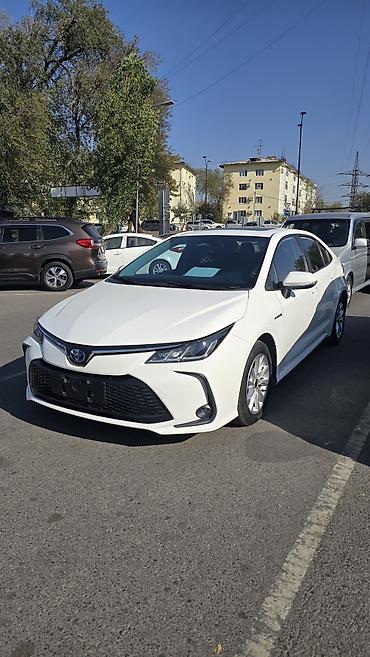 Toyota: Toyota Corolla: 2023 г., 1.8 л, Вариатор, Гибрид, Седан — 2