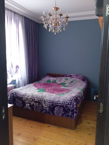 Həyət evləri və villaların satışı: Satılır: həyət evi 3 sotun içində 8 daş kürsülü 3 otaqlı təmirli sənət — 13