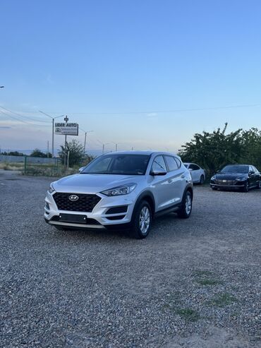 Hyundai: Hyundai Tucson серебристого цвета. Этот компактный кроссовер