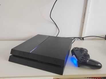 PS4 (Sony Playstation 4): Sony Playstation 4 sa igricama čipovan Prodajem konzolu Sony na lalafo.rs — 1 PS4 (Sony Playstation 4): Sony Playstation 4 sa igricama čipovan Prodajem konzolu Sony — 1