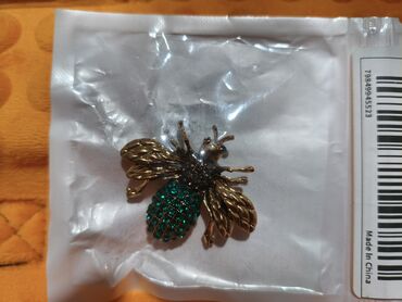 Наборы украшений: Набор бижутерии и аксессуаров Состав: - Брошь в форме пера — 7