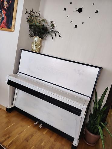 Пианино: Upright piano – klassik dizaynlı, ağ-qara rəng kombinasiya ilə. - — 1