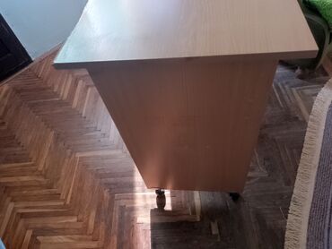 forma ideale barski sto: Desks, Rectangle, Plywood, Used