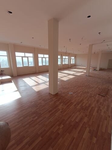 Döşəmə işləri: Laminat ustası her bir nov laminatlarin vurulmasi bilintuslarin — 10