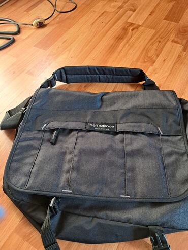 kozne torbe za laptop: Samsonite torba za lap top komotna sa pregradama, crna kao nova.Malo