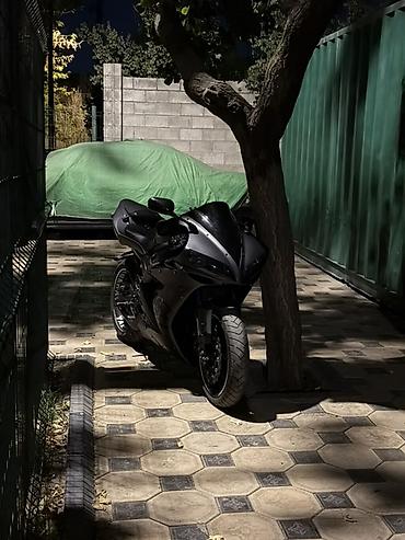 bike helmet: Спортивный мотоцикл Yamaha YZF-R1 2005 года (чёрный мат) Торг — 6
