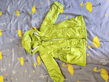 детский пальто: Детская верхняя одежда для девочки на 3-4 года и 2 куртки для мальчика