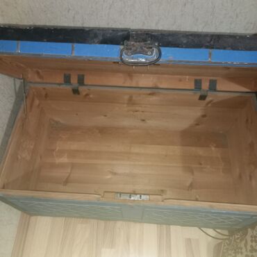 Sandıqlar: Cehizlik Sandıq satılır. - 1950-ci illərə aiddir. - Açarla bağlanır — 10