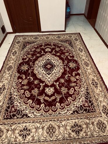 Ev üçün digər mallar: Xalca dekorativ. 2 eded, seliqeli islenilib. Sokuku cirilan yeri — 3