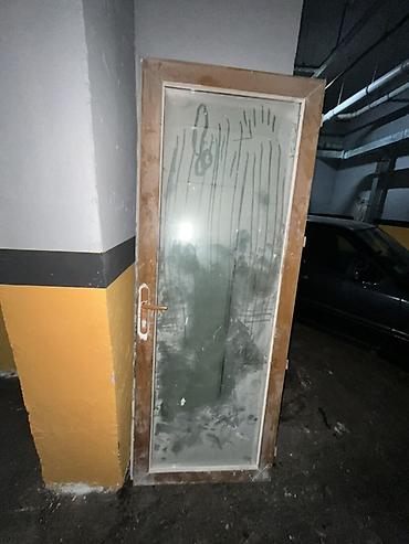 Şüşəli qapı - Material: Alüminium/metal karkas, tam şüşə panel -