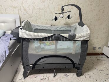 детский деревянный манеж: Многофункциональный детский манеж-кровать, выполненный в серых и белых