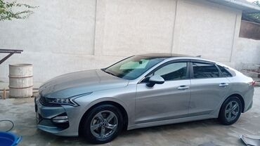 кия 9: Современный седан Kia K5, выполненный в серебристом цвете, предлагает