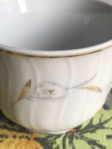 Kompleti posuđa: Od finog starog porcelana dve tacne bez šoljica, jedna šoljica sa — 15
