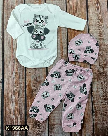 Kompleti: Veličina 62 68 74 Cena 950 din Tri kompleta cena 2000 din Slanje — 10