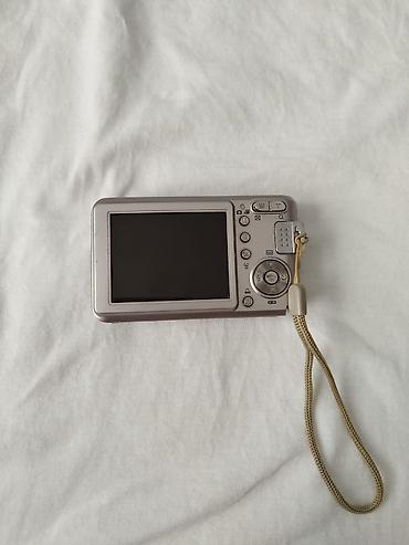samsung videokamera: Samsung L700 rəqəmsal fotoaparat batareyanı saxlayan qapaqda qırıq — 2