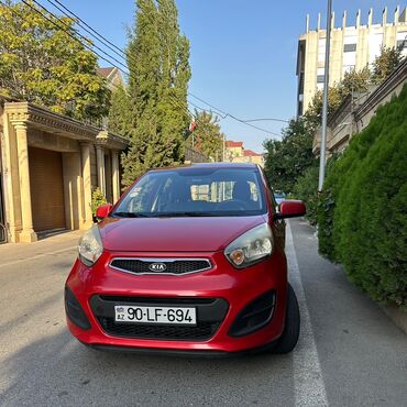 Kia: Kia Picanto, qırmızı rəng, hetçbek kuzov. Xüsusiyyətlər: - Kompakt — 2