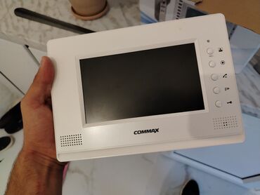 shur mikrafon: Commax markalı bu zəngli kamera gümüşü rəngdədir. Ön tərəfində geniş