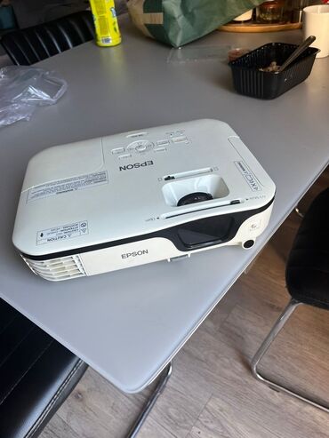 документ сканеры для проекторов redleaf: Проектор Epson белого цвета с черными вставками, оснащенный объективом