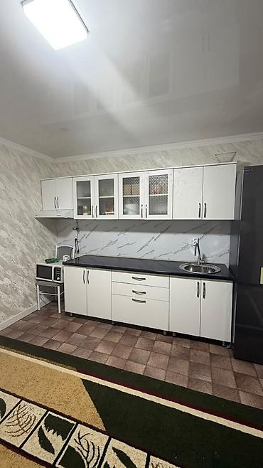 Кухонные гарнитуры: Кухонный гарнитур прямой, белый, с черной столешницей - Комплектация — 1