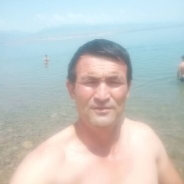 мужская водолазка: Мужчина на фотографии запечатлен по пояс, вероятно, делая селфи на