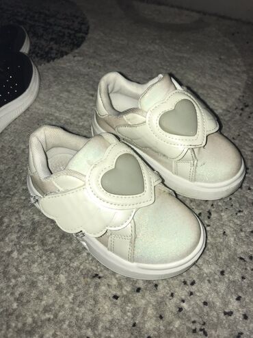 детские белые кроссовки: Продаю детские кроссовки в идеальном состоянии,обували пару