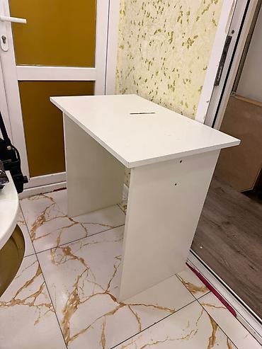 kreditle kunc divanlar: Ağ rəngli kompakt masa və krem rəngli oturacaq dəsti hər biri 20 AZN — 2