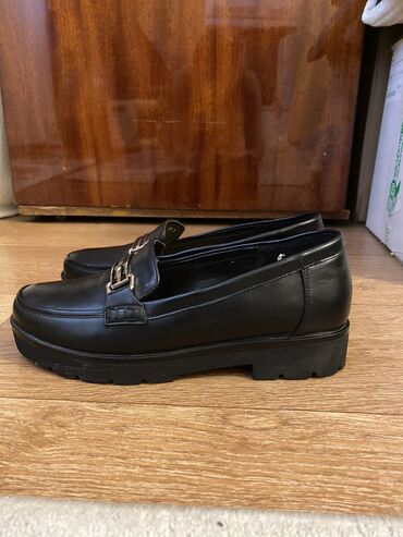 зимние мужские обувь: Туфли женские 38 размер, новые очень удобные. Звонить. г. Бишкек