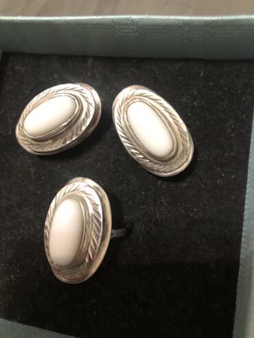 серебряный набор кольцо и серьги: Серебряный набор с белым агатом очень красивый . Серьги и кольцо