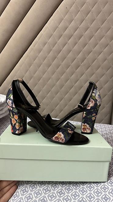 yay krasovkalari: Qadın ayaqqabısı – açıq burunlu, qalın kvadrat dabanlı sandal - Rəng — 2