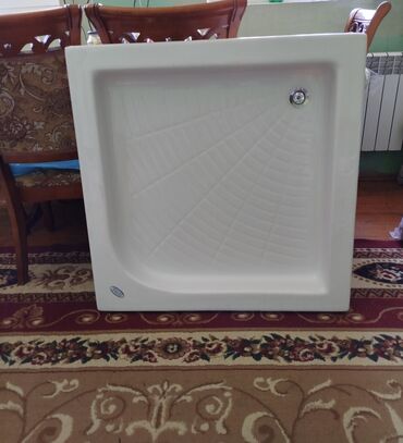 duşlar: Ağ rəngdə, kvadrat formalı duş kabini altlığı. Səthi sürüşməni