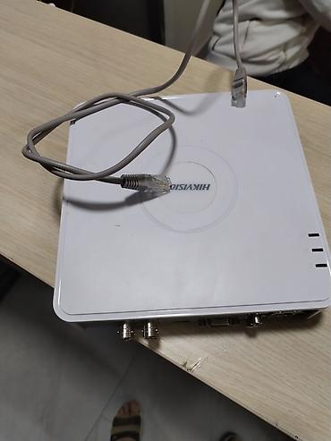 Hikvision videomüşahidə qeydiyyat cihazı. Ağ rəngli kompakt korpusda