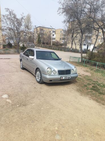 самые дешёвые авто: Автомобиль Mercedes-Benz E-класса (W210) в серебристом цвете, седан
