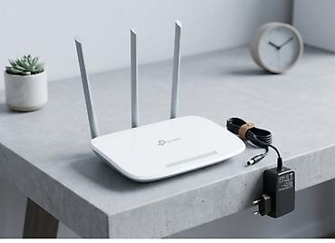 oyun manitoru: TP-Link Wi‑Fi router • Model: TP-Link (üç ədəd xarici antenalı ağ — 1